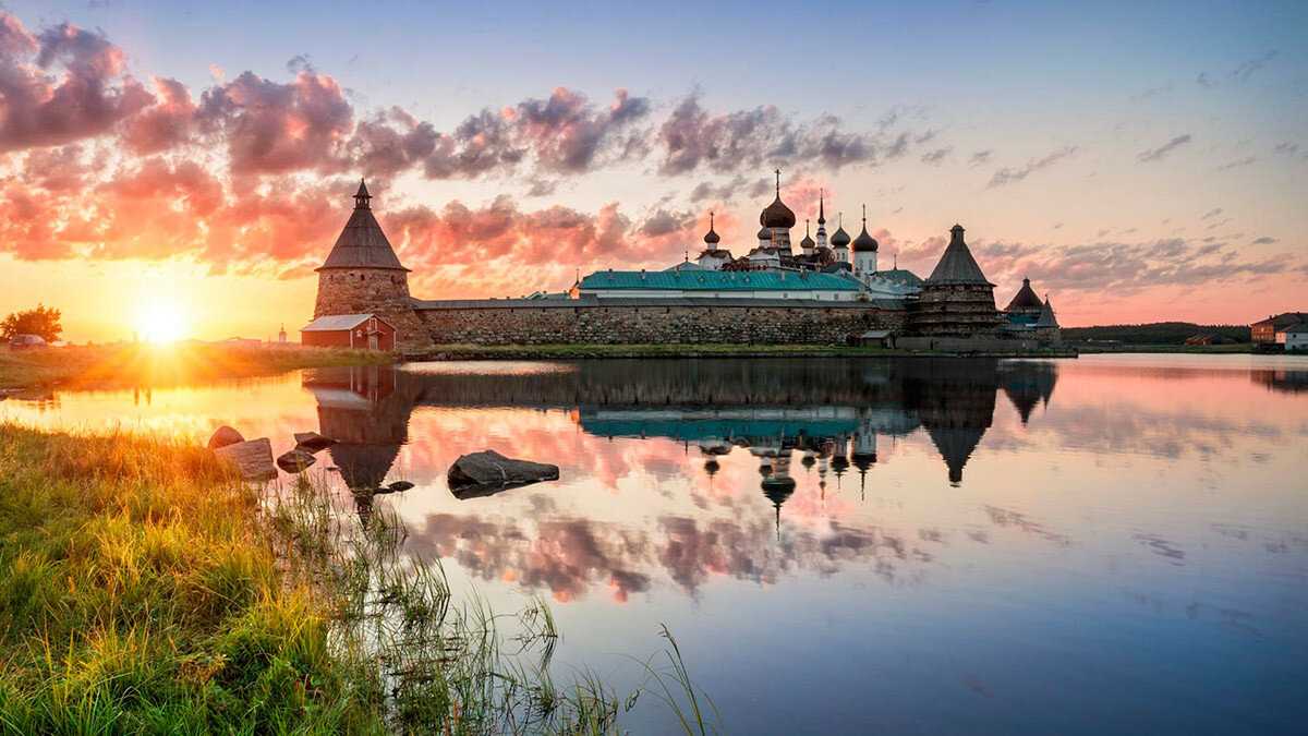 Храм Север осень река