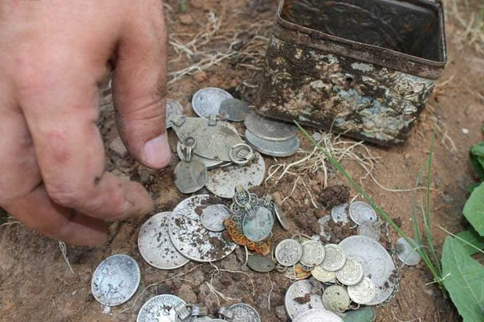 Клад гк рф. Клад в земле. Монеты найденные в земле. Старинный клад. Раскопки монет.