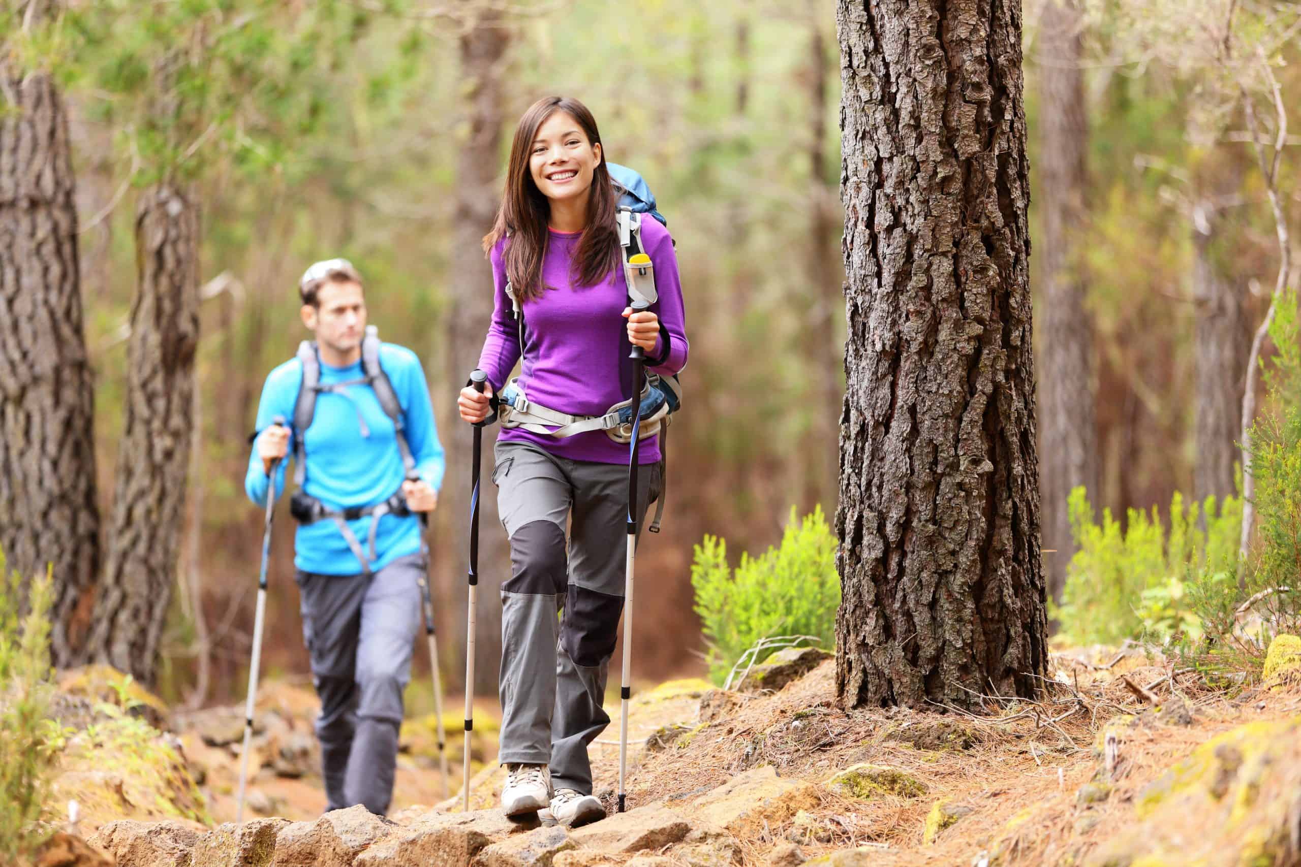 Поход активный отдых. Треккинг хайкинг. Одежда для прогулки в лесу. Прогулка на природе. Туризм в лесу.
