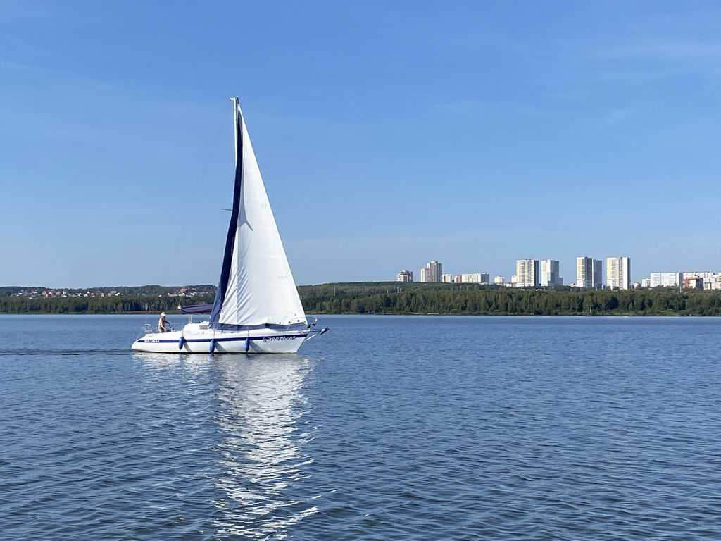 Екатеринбург верх. Верх Исетский пруд. Верх Исетский пруд набережная. Евгения верх Исетский пруд 2022 год. Теплые беседки Екатеринбург верх Исетский пруд.