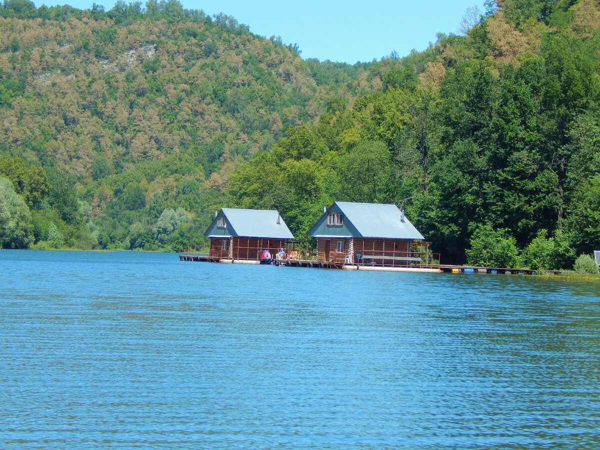 Домики на берегу водохранилища. Нугуш Башкирия. Нугушское водохранилище Башкортостан. Нугуш водохранилище. Нугуш 2022.