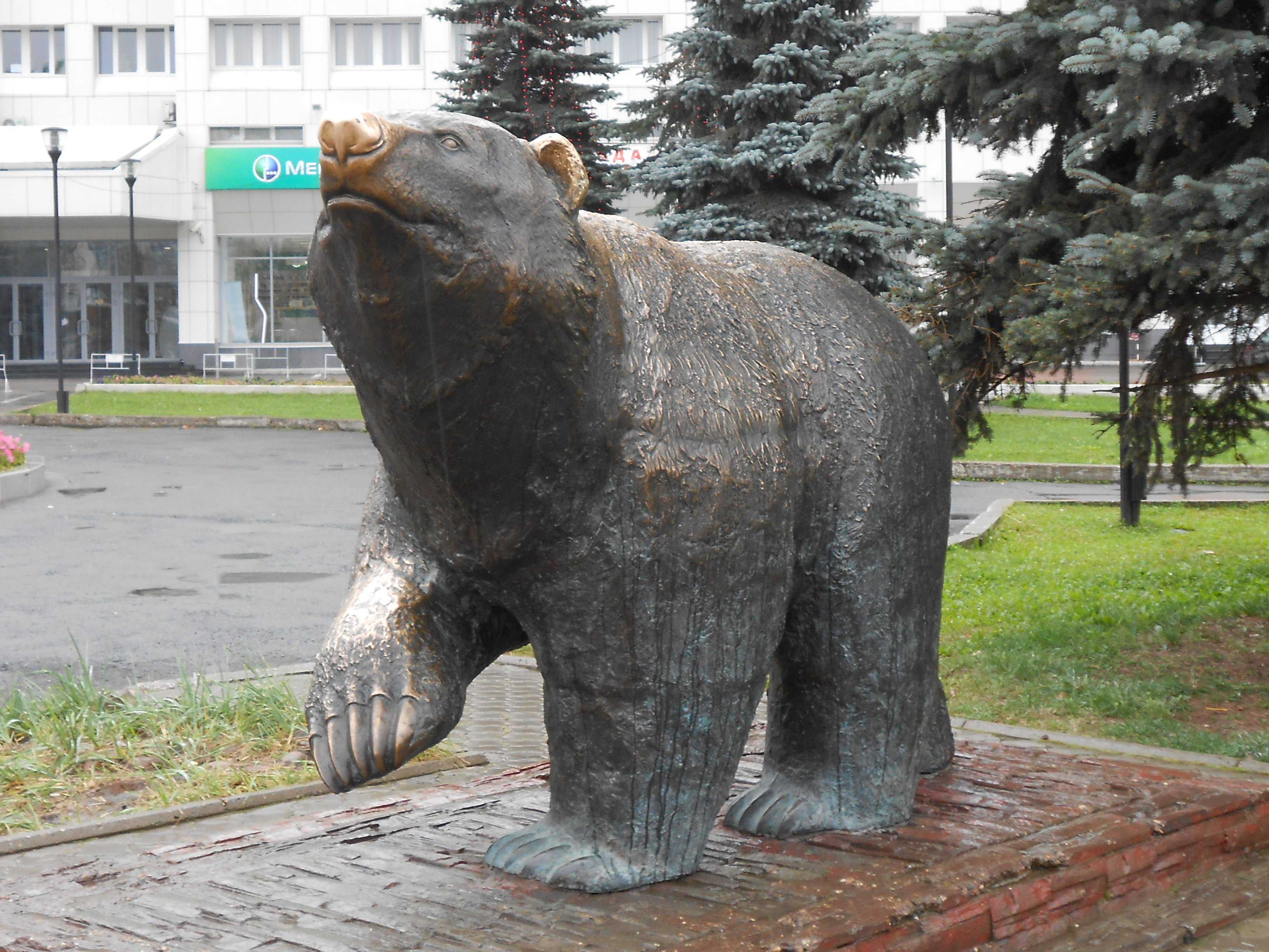 Чем знаменит пермский. Памятники культуры в Перми. Памятник медведю в Перми. Пермский медведь памятник Пермь. Скульптурная композиция Пермский медведь» Пермь.