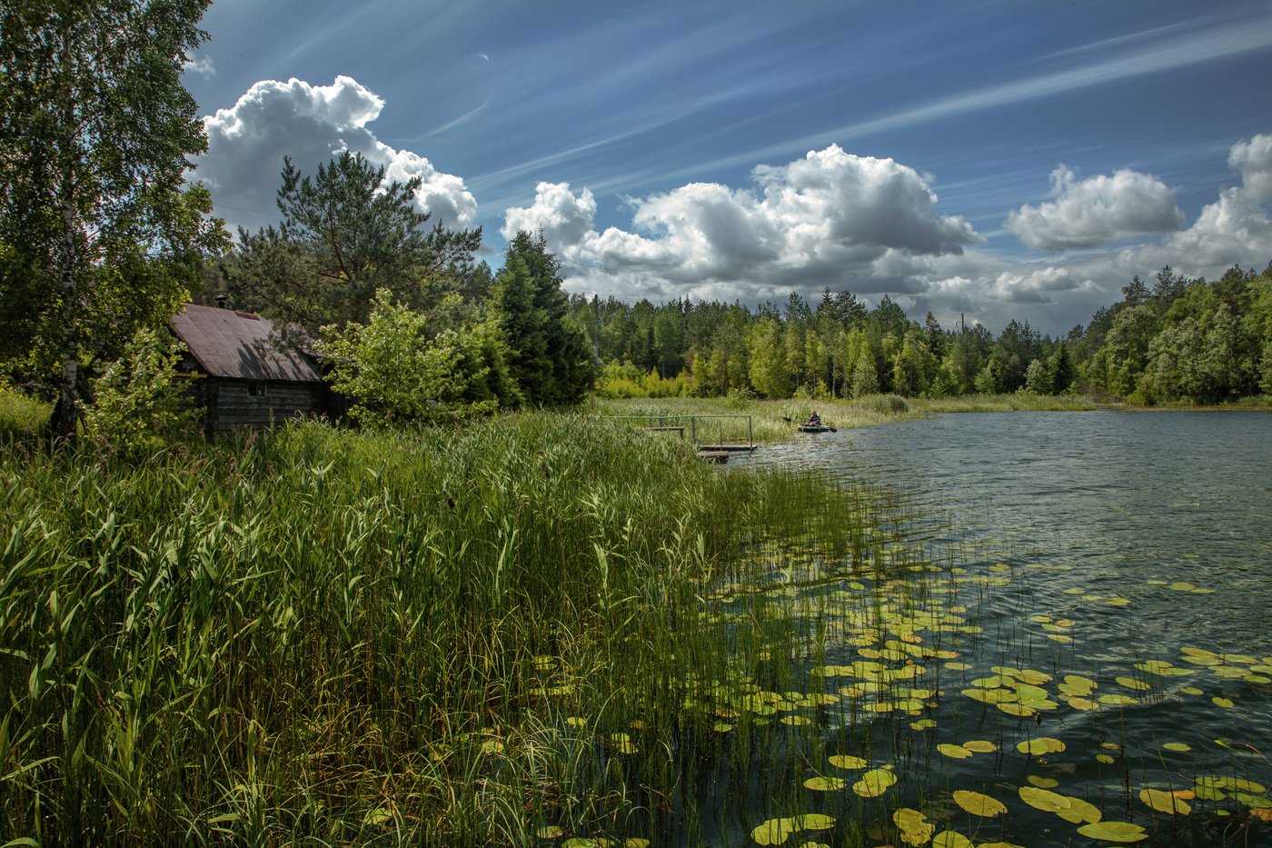 в деревне на реке