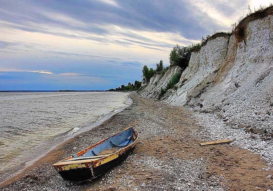 На берегах камы. Белые горы Лаишево. Лаишево река Кама. Белые скалы Лаишево. Берег Камы Лаишево.